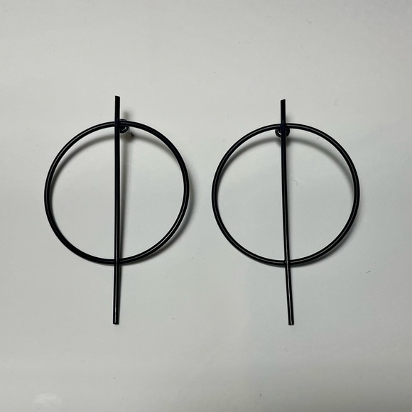 Black metal circle earrings - Picture 1 of 5
